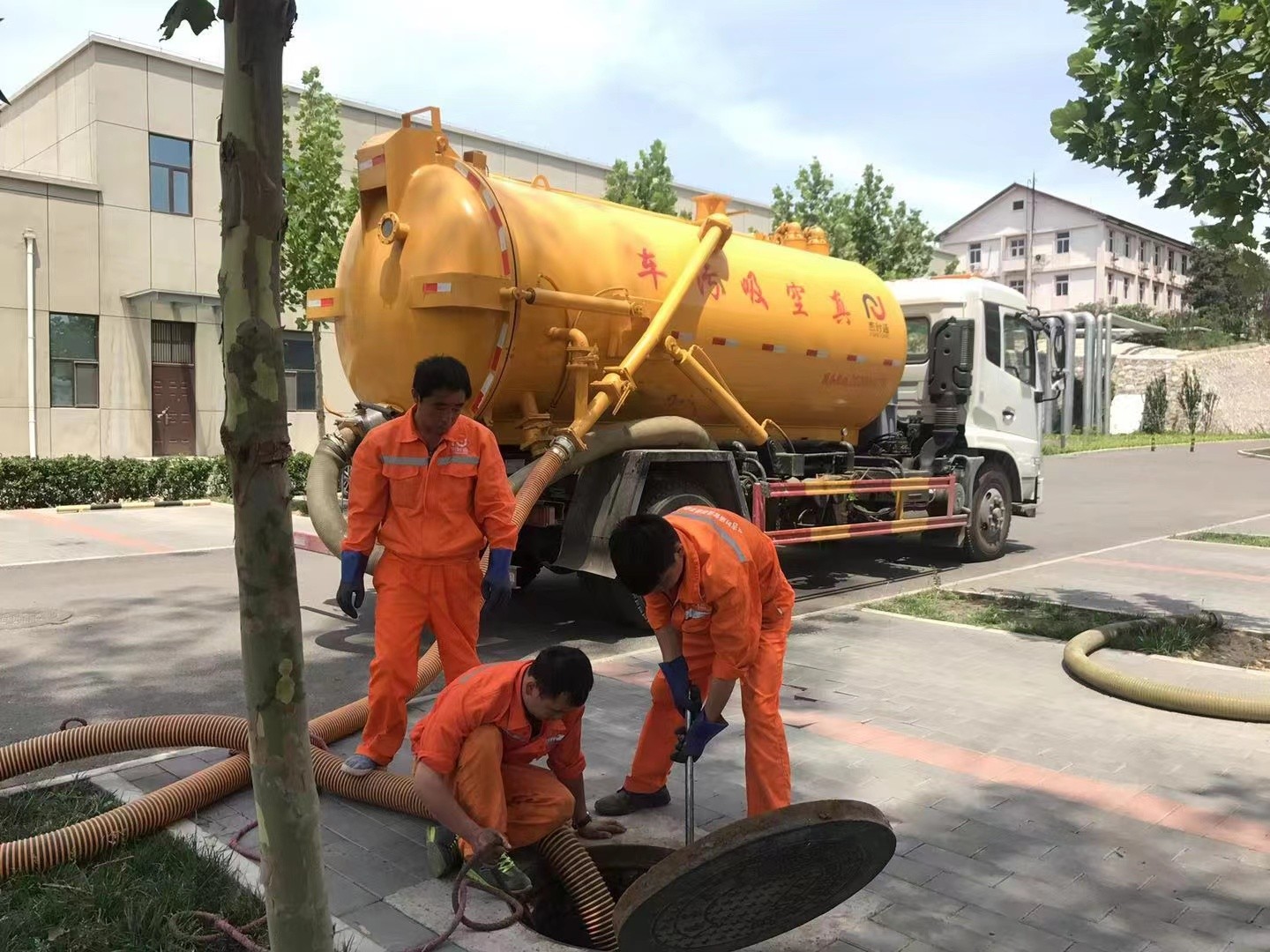 郴州管道疏通车停在窨井附近