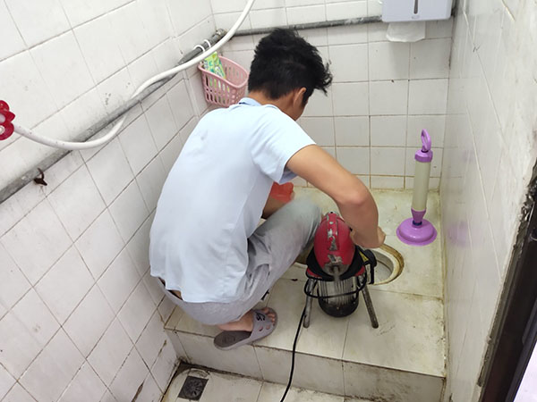 郴州管道堵塞冒臭气 专业师傅现场解决问题